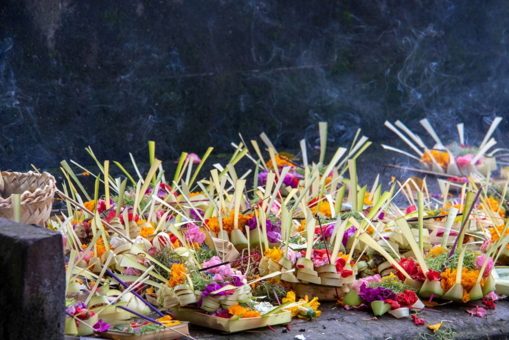 Les offrandes colorées déposées avec soin devant le temple de Tirta Empul témoignent de la ferveur et de la spiritualité des Balinais.